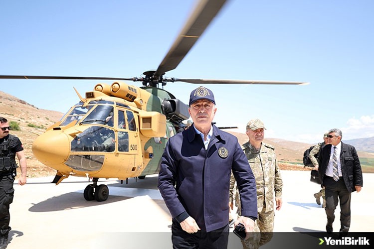 Milli Savunma Bakanı Akar, beraberindeki komutanlarla sınır hattına gidiyor