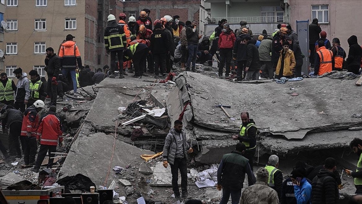 Sağlık Bakanı Koca, Kahramanmaraş merkezli depremlerde 1651 vatandaşın hayatını kaybettiğini bildirdi