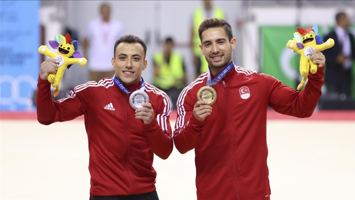 Milli cimnastikçi İbrahim Çolak altın, Adem Asil gümüş, kulplu beygirde ise Ferhat Arıcan bronz madalya kazandı