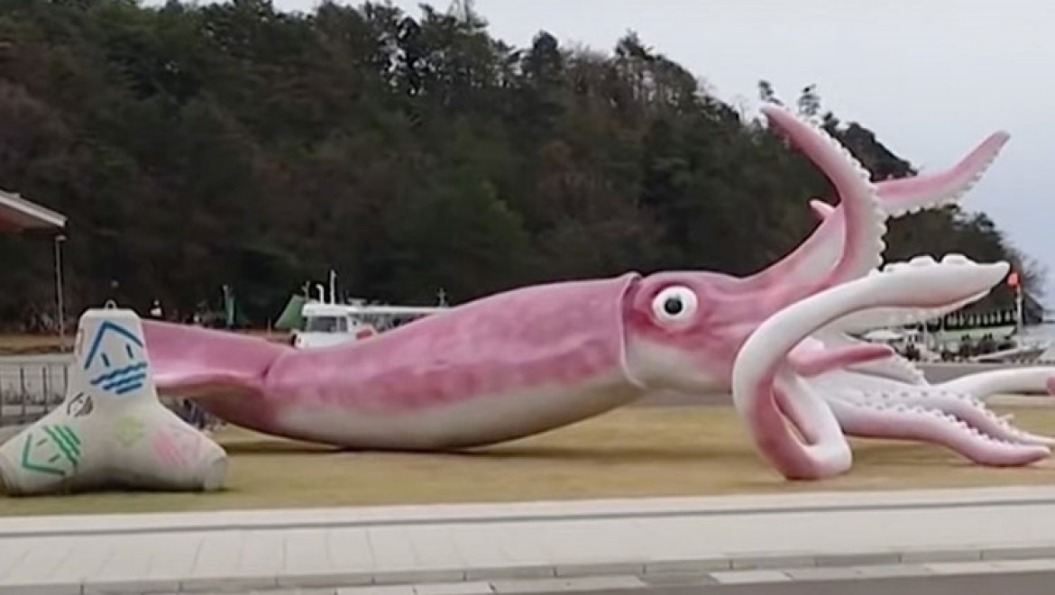 Japonya'da mürekkep balığı heykeline Kovid-19 yardımlarından 25 milyon dolar harcanması tepki çekti