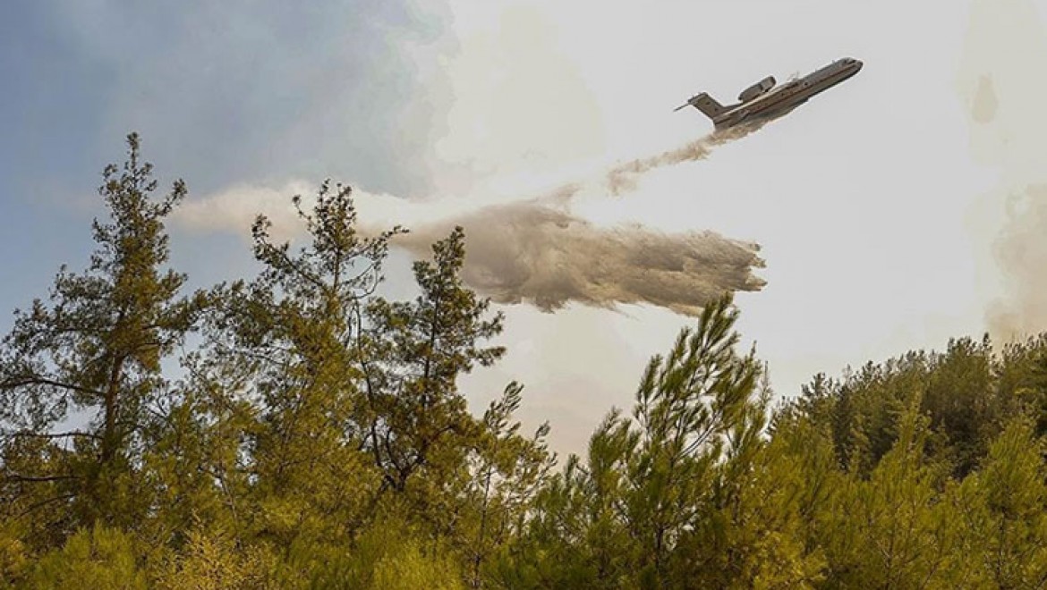 Manavgat ve Akseki'deki orman yangınlarına havadan ve karadan müdahale sürüyor