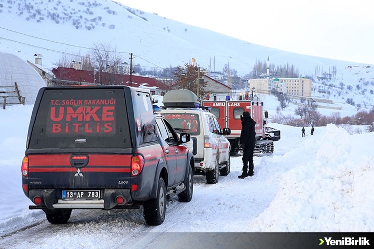 Yolu kardan kapanan köyde zehirlenen anne ve 5 çocuğuna paletli ambulansla ulaşıldı