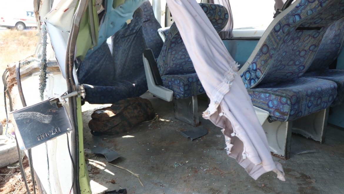 Göçmenleri Taşıyan Minibüs Devrildi: 2 Ölü, 23 Yaralı