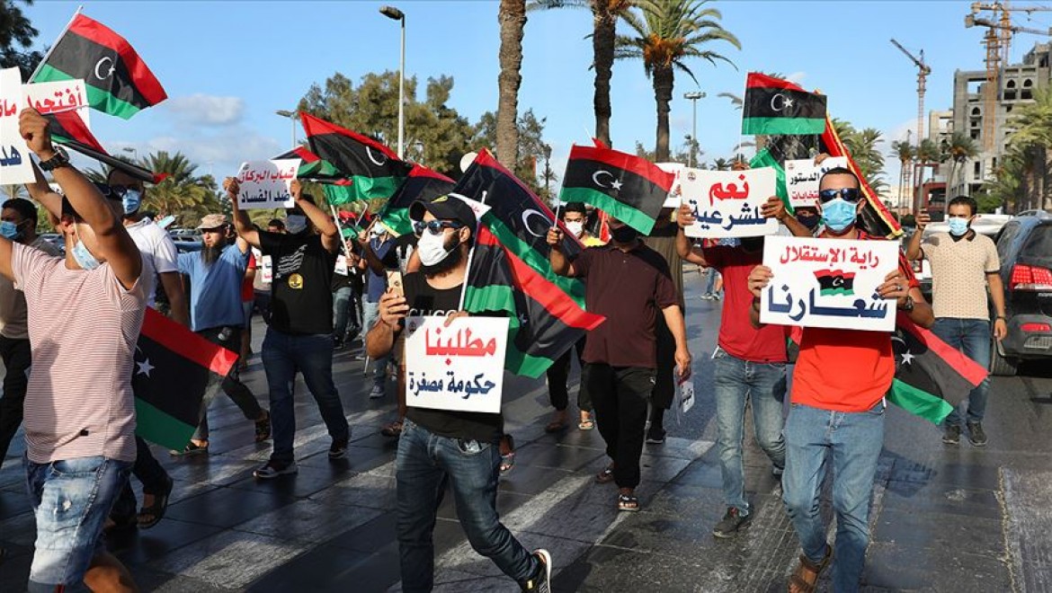 Libya'da protestolar Hafter'i petrol blokajını kaldırmaya zorluyor