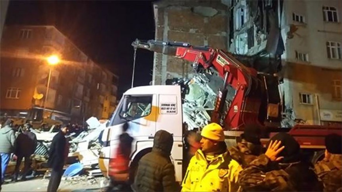 Elazığ ve Malatya'da enkazdan 5 kişi kurtarıldı