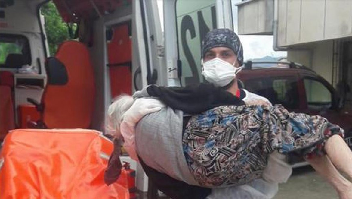 Rize'de sağlık çalışanı Kovid-19 olan yaşlı kadını evine kadar kucağında taşıdı