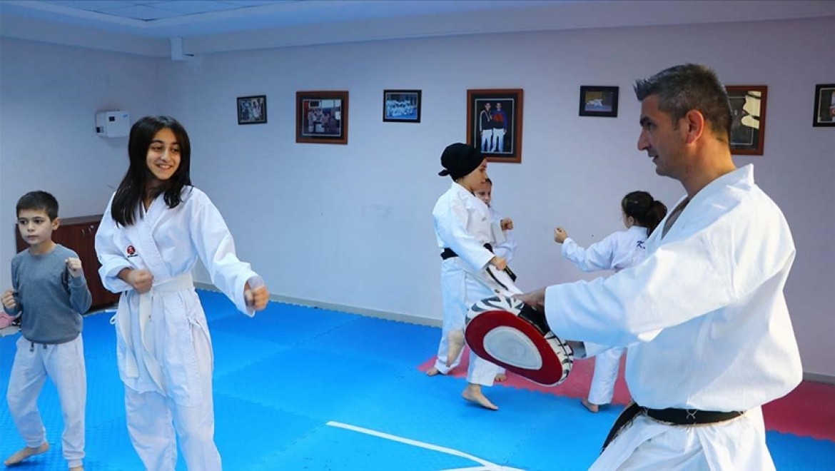 Şampiyon okul müdürü öğrencilerine karateyi öğretiyor