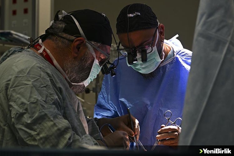 Türk cerrahların yaptığı robotik kalp ameliyatlarını yabancı hekimler de canlı izledi