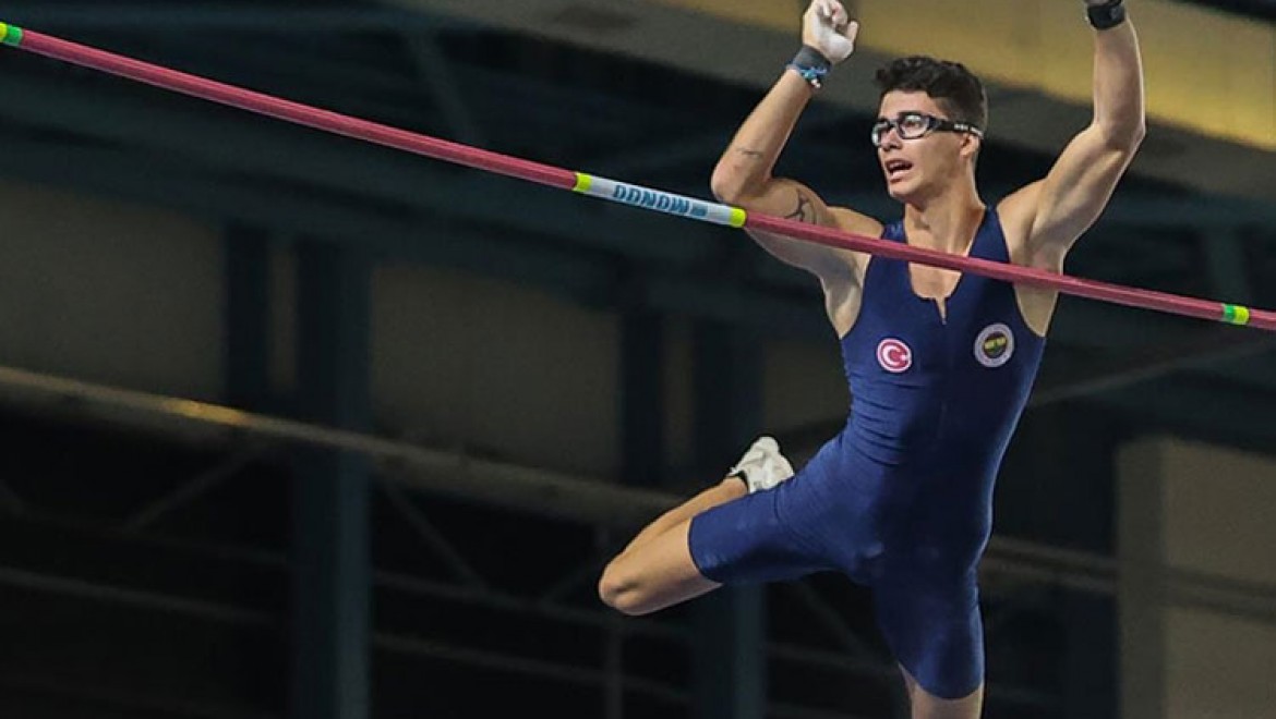 Milli atlet Ersu Şaşma, Avrupa Şampiyonası'nda finale yükselen ilk sırıkçı oldu