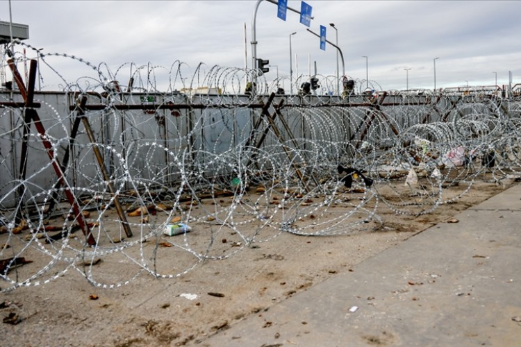 Polonya, göçmen krizi yaşanan Belarus sınırına duvar örmeye başladı