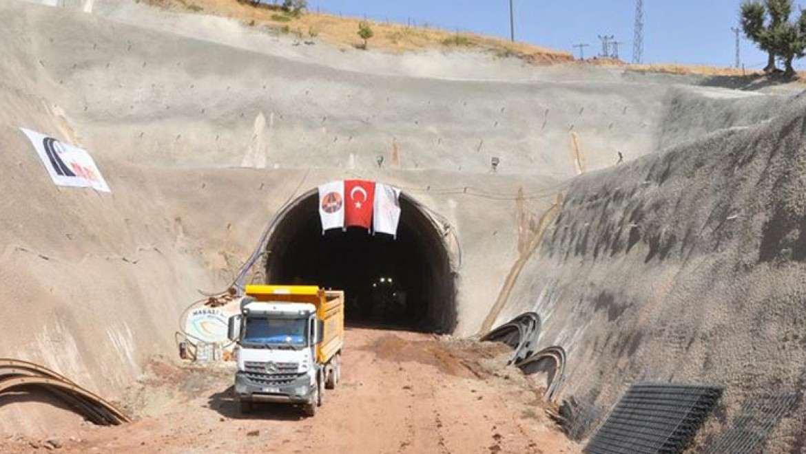 Terör örgütünün engellemelerine rağmen 'Eruh-Fındık Yolu ve Tünel Projesi' sürüyor