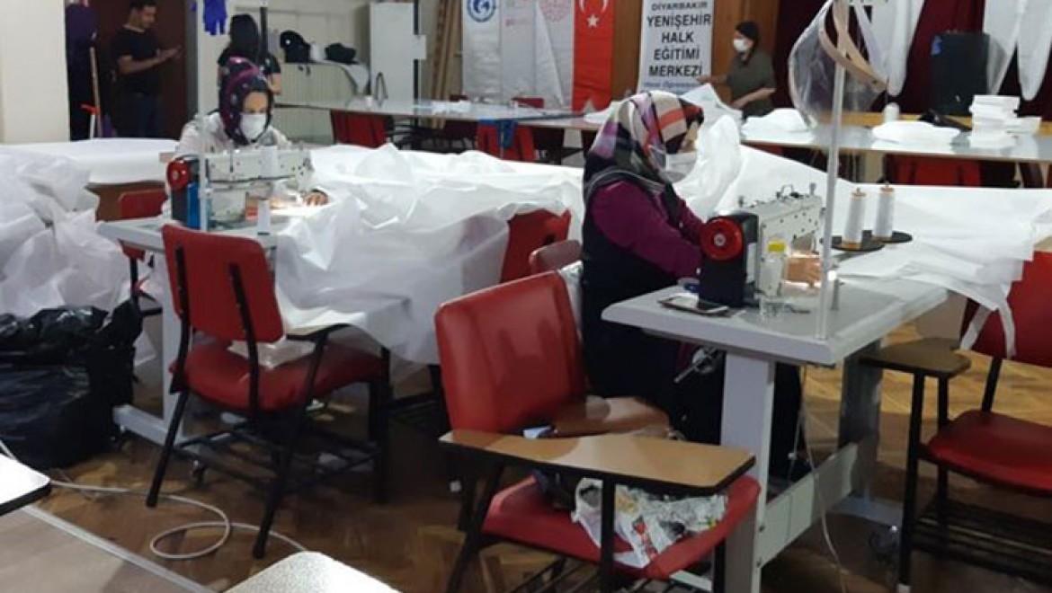 Gönüllüler günde 300 maske, 150 tulum üretiyor