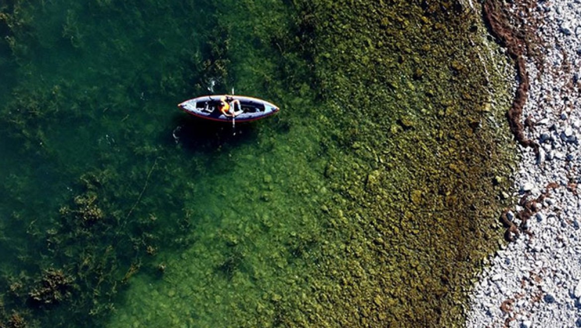 Dağcılar Beyşehir Gölü'nün "ada mağarası"na ulaşmak için bir saat kürek çekiyor