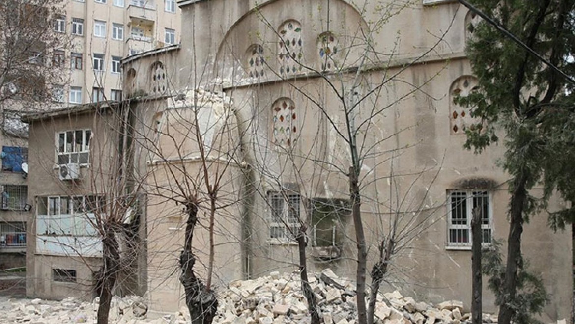 Diyarbakır'da depremlerde hasar gören caminin minaresi kontrollü şekilde yıkıldı