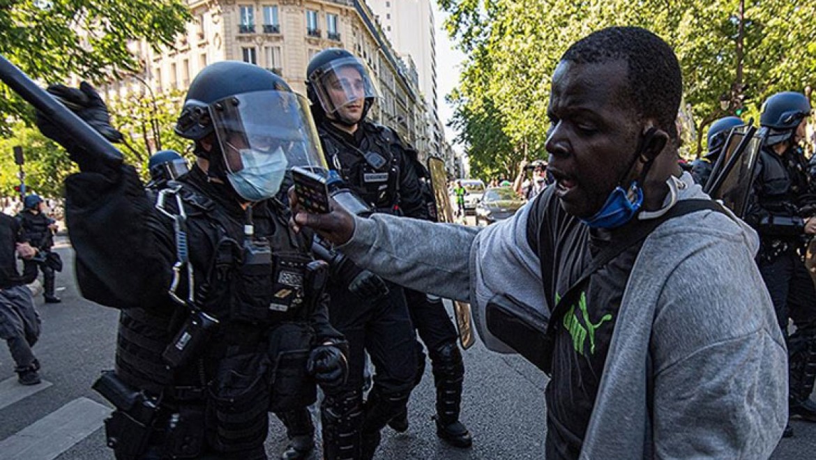 Fransız yardım kuruluşu, polisin yıllardır göçmenlere şiddet uyguladığını iddia etti