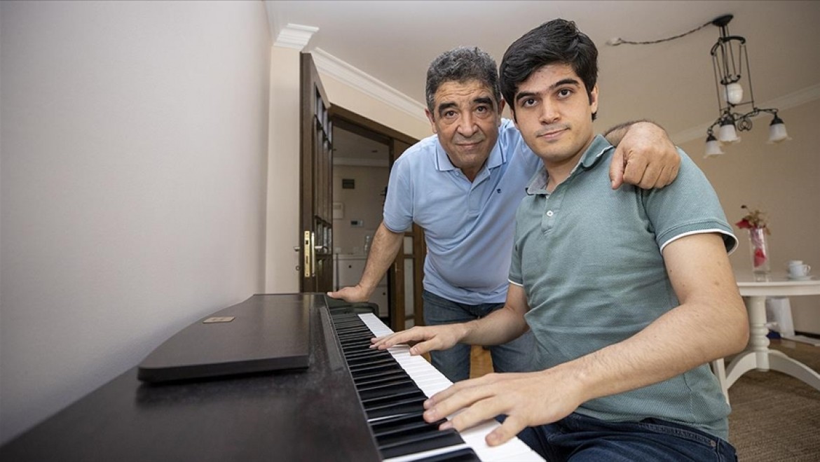 Müzik dehası otizmli piyanist Buğra'nın yaşamındaki 'gölge öğretmen' babası oldu