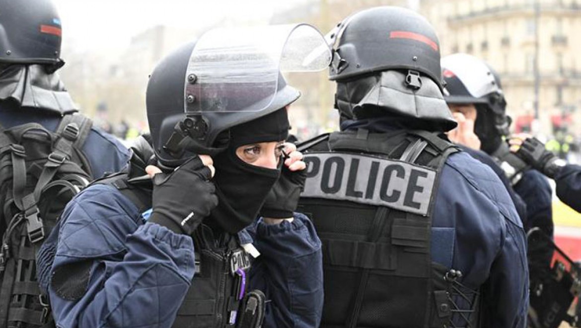 Paris'teki Gösteride Polisi Döven Boksöre Hapis Cezası