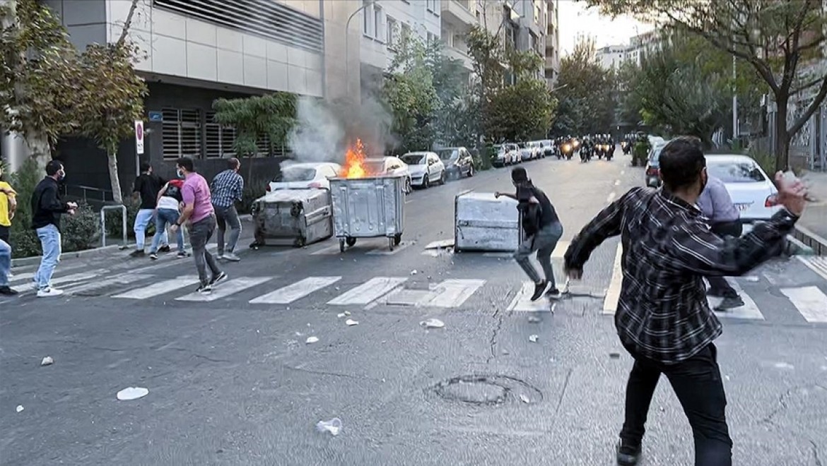 İran'da protestolar ve güvenlik güçlerinin önlemleri sürüyor