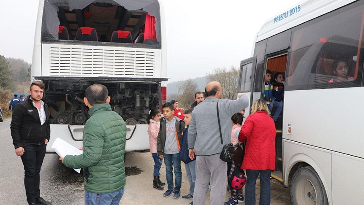 Öğrencileri Taşıyan Gezi Otobüsleri Kaza Yaptı
