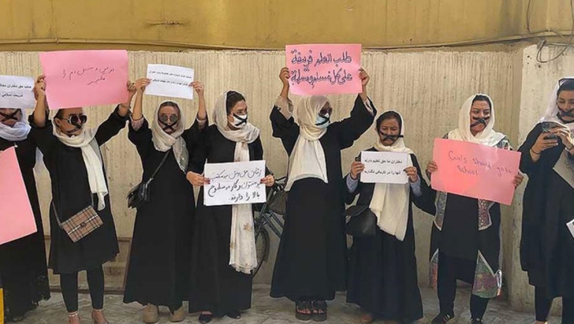 Afgan kadınları eğitim hakları için "sessiz protesto" düzenledi