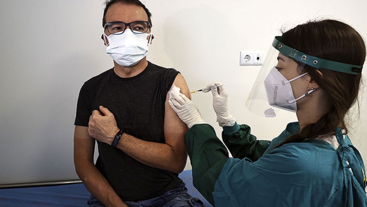 Sağlık çalışanlarının eşlerine Kovid-19 aşısı yapılmaya başlandı