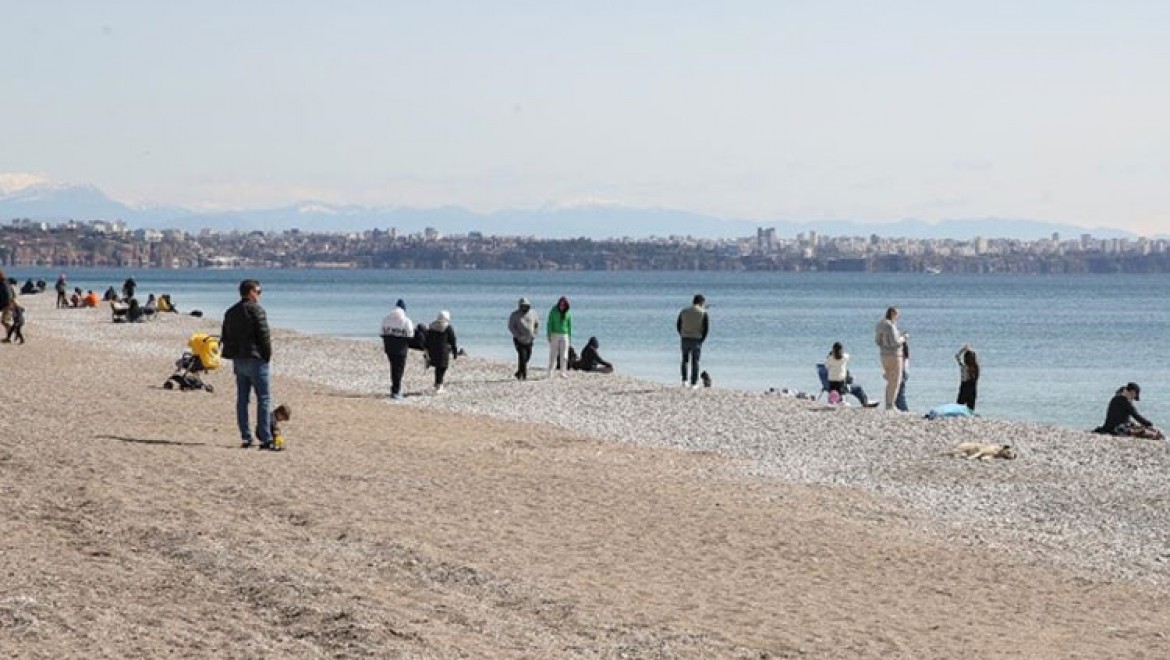 Antalya'da vatandaşlar ve turistler güneşli havanın keyfini çıkardı