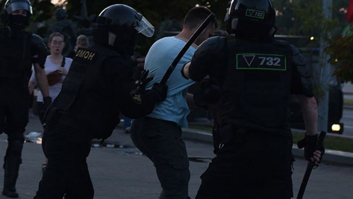 Belarus'taki gösterilerin 4'üncü gününde yaklaşık 700 kişi gözaltına alındı