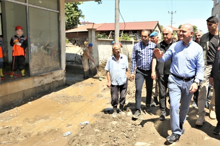 İçişleri Bakanı Soylu Kastamonu'da sel bölgesinde incelemede bulundu