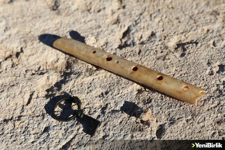 Zerzevan Kalesi'nde 1600 yıllık kemik flüt ve bronz anahtarlı yüzük bulundu