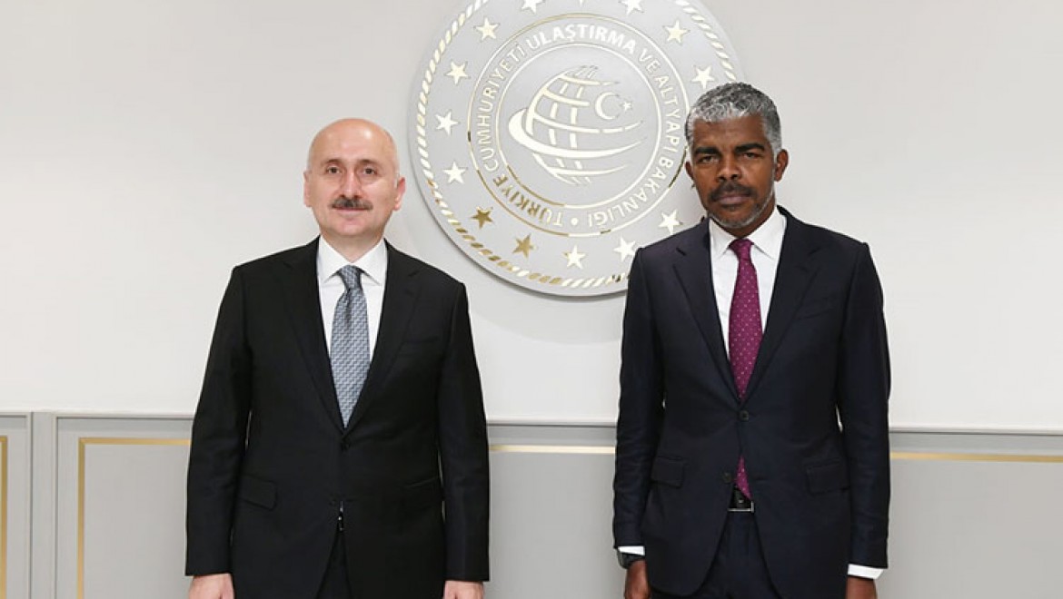 Bakan Karaismailoğlu, Angola Ulaştırma Bakanı d'Abreu ile görüştü