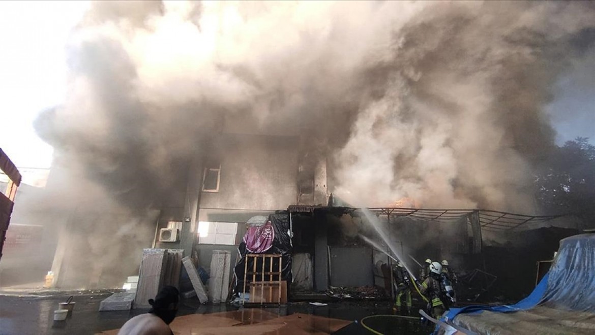 İstanbul'da yatak ve baza imalathanesinde yangın çıktı