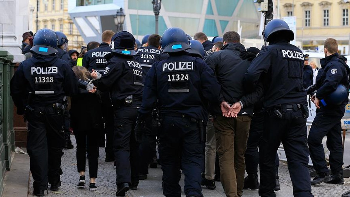 Almanya'da Polise 'Olağanüstü' Yeni Yetkiler