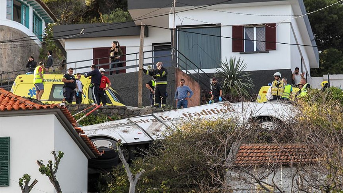 Portekiz'de tur otobüsü devrildi: 28 ölü