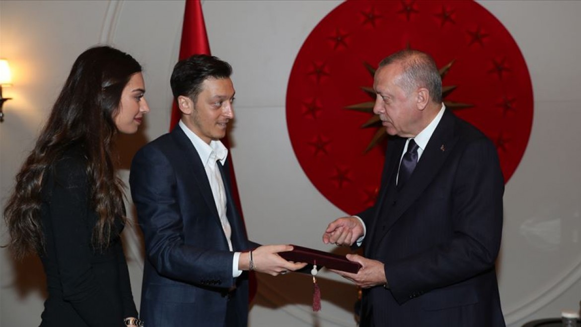 Cumhurbaşkanı Erdoğan Mesut Özil Ve Amine Gülşe'yi Kabul Etti