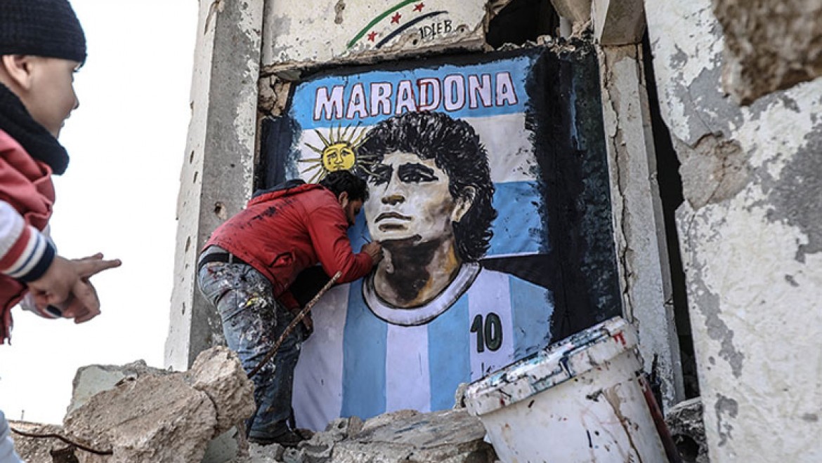 İdlibli grafiti sanatçısı Maradona'nın resmini enkaza dönüşen duvara çizdi
