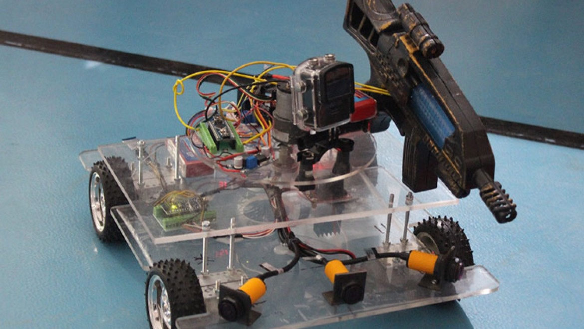 Öğrencilerden Ateş Edip Düşmanı Etkisiz Hale Getirebilen Savaş Robotu