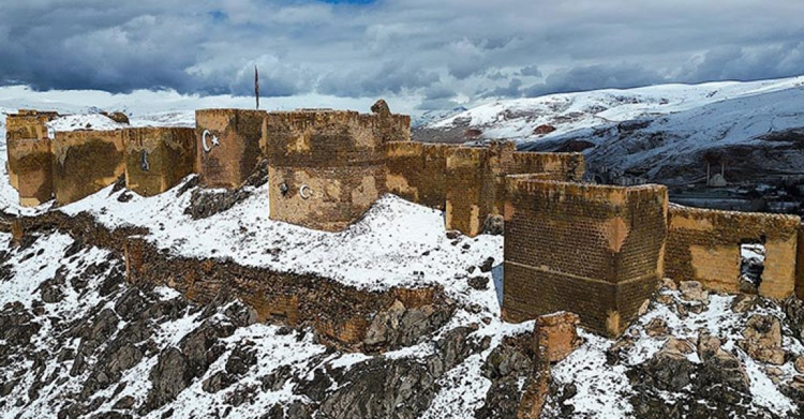 Bayburt Kalesi ilkbaharda karla kaplandı