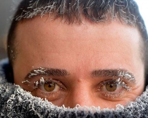 Ardahan'da soğuk hava yüzünden vatandaşların kaş ve kirpikleri dondu
