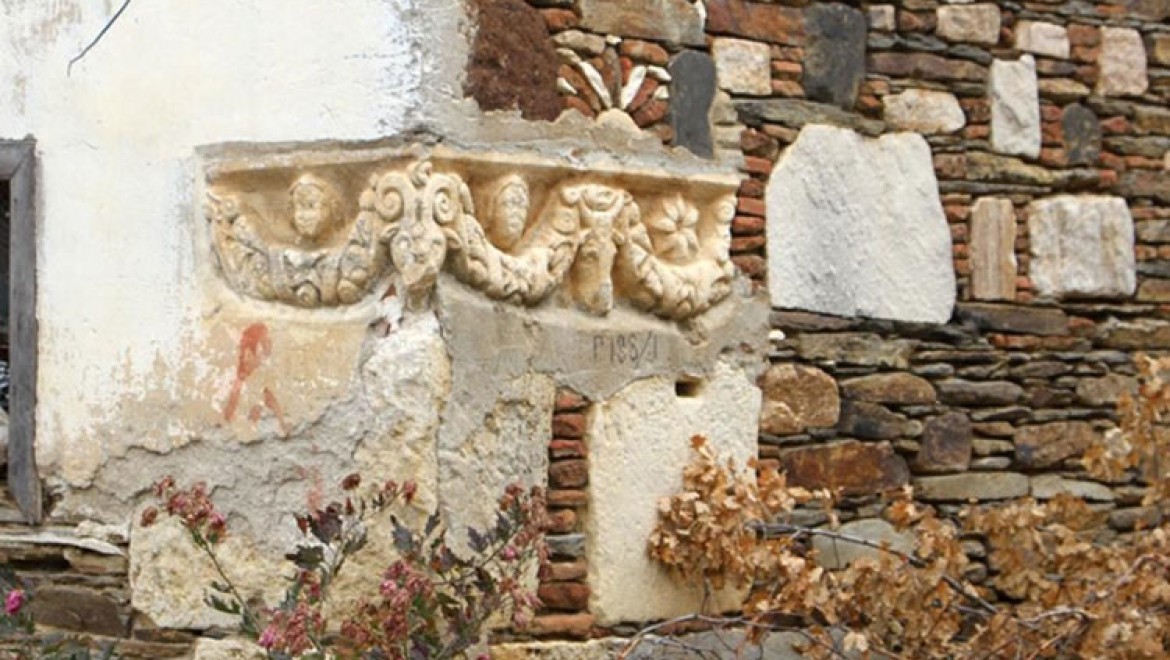 Manisa'da bir evin duvarında kullanılan antik lahit müzeye taşınacak