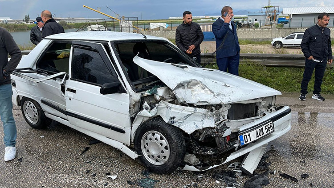 Adana'da 3 aracın karıştığı kazada 11 kişi yaralandı