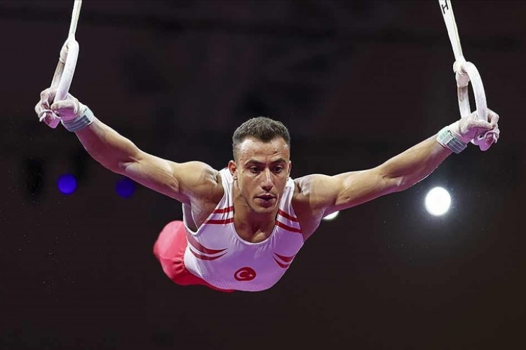 Adem Asil, Artistik Cimnastik Dünya Challenge Kupası'nda altın madalya kazandı
