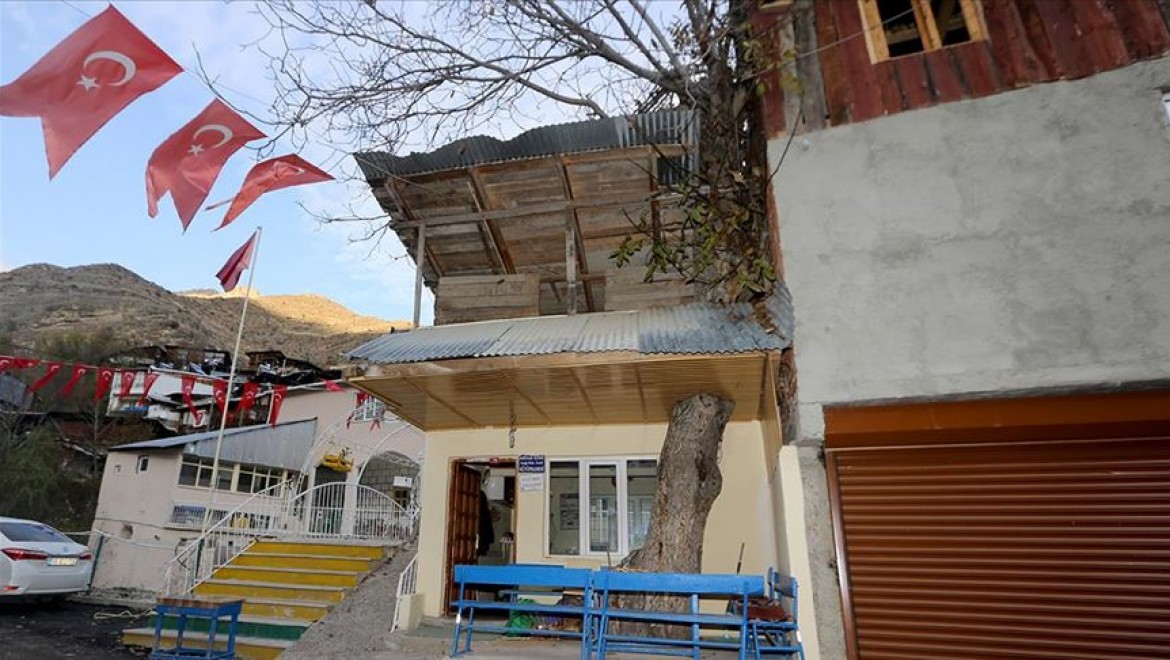 Erzurum'da çatısında asırlık ceviz ağacı olan kütüphane ilgi görüyor