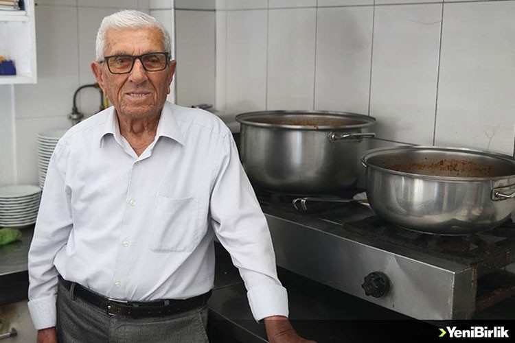 Kuru fasulyeci 97 yaşındaki "Hüseyin Amca" 65 yıldır tezgahından ayrılamıyor