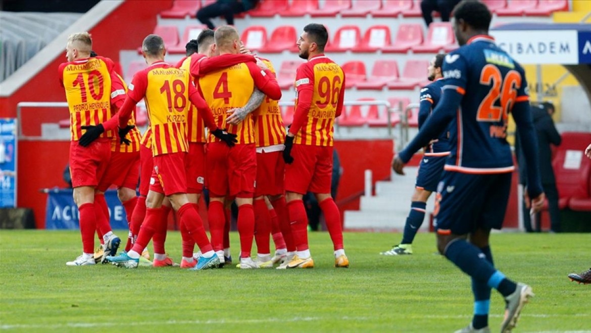 Kayserispor Medipol Başakşehir'i 2 golle geçti