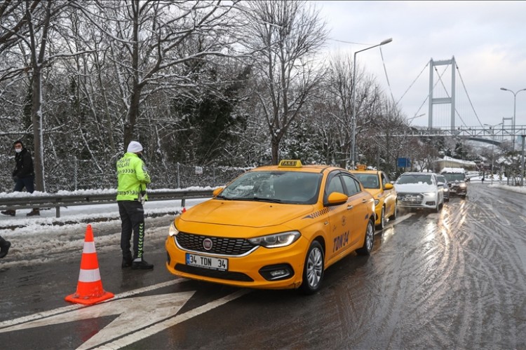 Bakan Karaismailoğlu: Köprülerden saat 13.00 itibarıyla otomobillerin geçişine izin vereceğiz