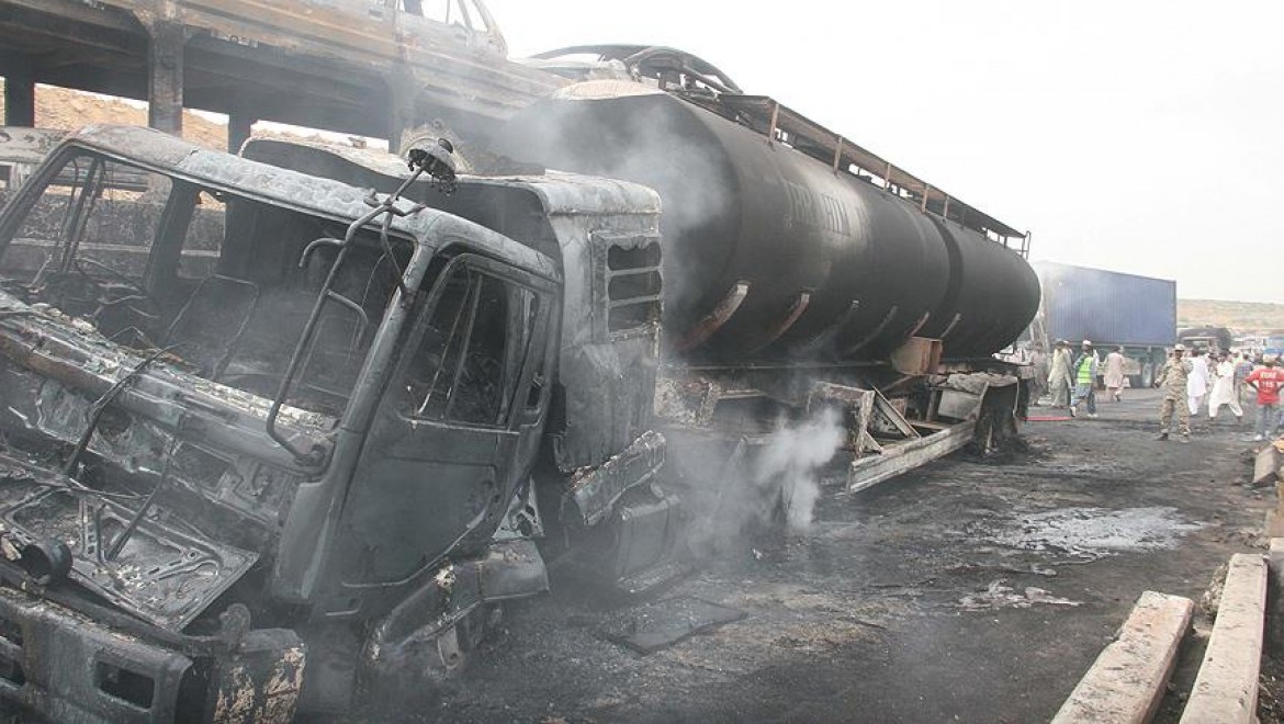 Pakistan'da Petrol Tankeri İle Yolcu Otobüsü Çarpıştı: 24 Ölü