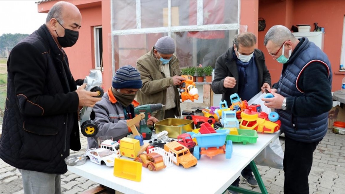Yalovalı gönüllüler oyuncak tamir ederek çocukları sevindirmek için seferber oldu