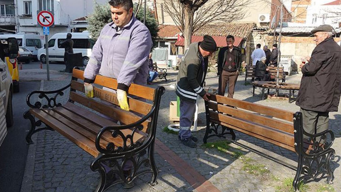 Kırklareli'nde koronavirüs nedeniyle sokaklardaki banklar kaldırıldı