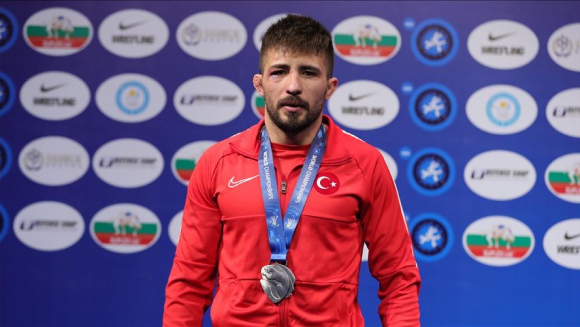 Süleyman Atlı Dünya Güreş Şampiyonası'nda gümüş madalya kazandı