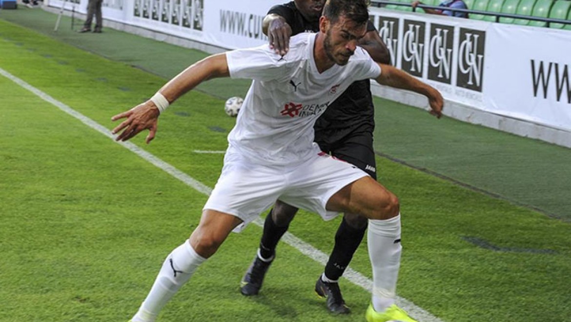 Sivasspor'da savunma oyuncusu Goutas forvetleri geride bıraktı